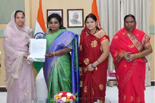 MLA Raja Singh wife Usha Bai met governor Tamilisai 