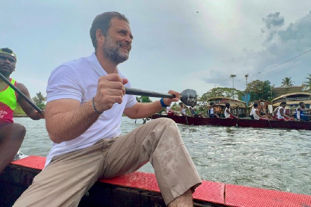 rahul gandhi participated snake boat race in kerala