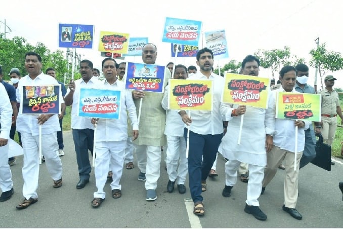 Chalo Assembly: TDP leaders climb building, raise slogans against YSRCP rule