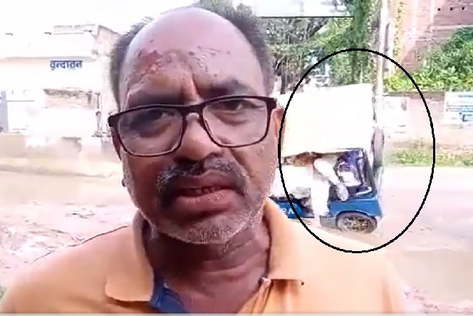 Man rants about poor roads on camera e rickshaw overturns behind him