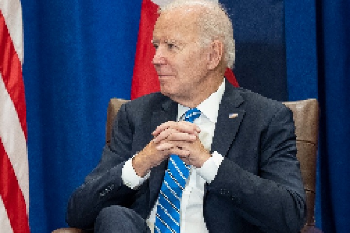 US President Joe Biden appears lost on stage after speech 