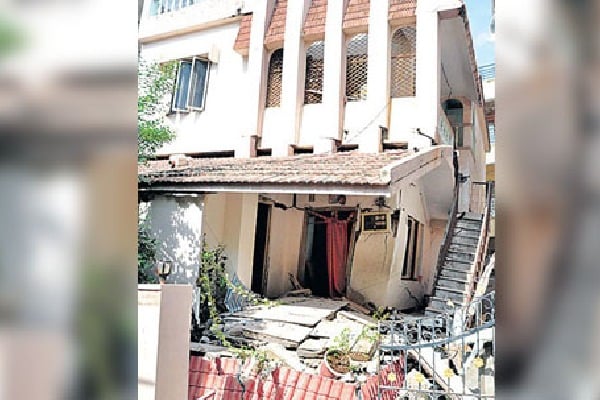 A three storied building collapsed at midnight in Kadapa 