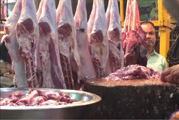 Siddipet: One kilo mutton sold for Rs 400, meat lovers rush to Akbarpet