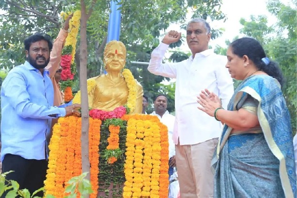 Chakali Ilamma, a symbol of self-respect, says Harish after paying tributes