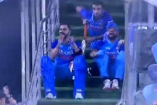 Rohit Sharma and Virat Kohli celebrates after Hardik Pandya hit winning shot 
