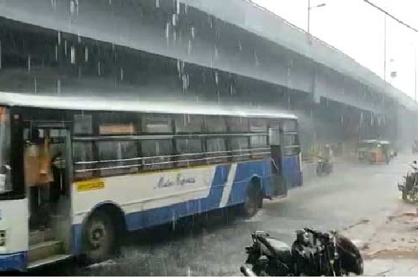 Heavy rain down pours in Hyderabad this evening