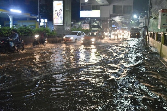 Heavy rains lashes Hyderabad, roads waterlogged