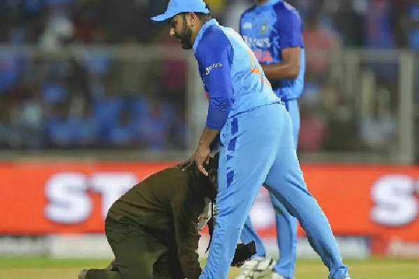 Fan breaches security to enter ground touch Rohit Sharma feet during 1st T20I