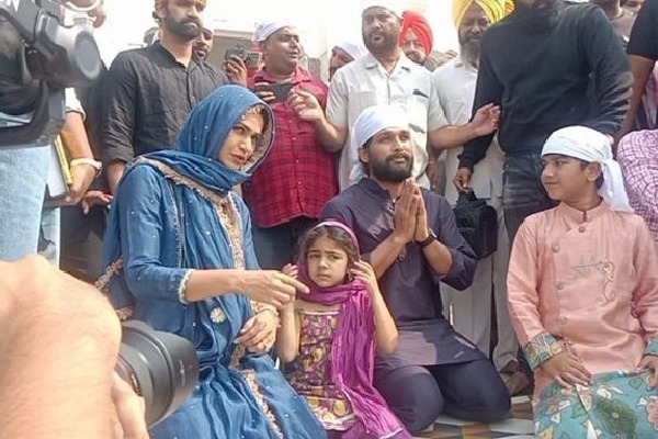 allu arjun visits golden temple in amritsar with his family