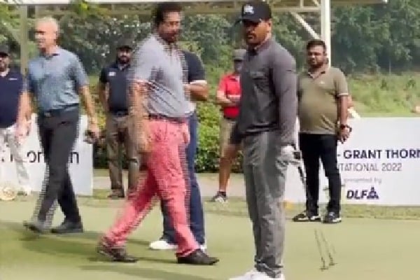 ms dhoni spotted in golf course