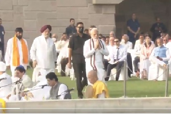 PM Modi leads nation in paying tributes on Gandhi Jayanti