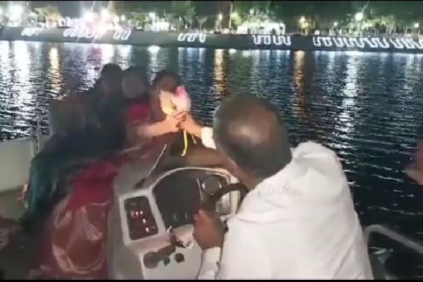 ts minister harish rao drives a boat in siddipet komaticheruvu
