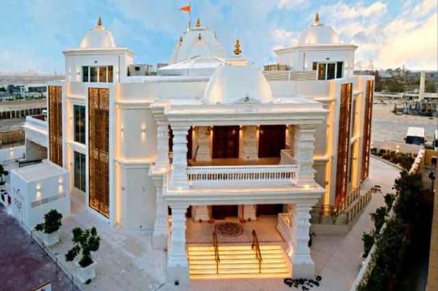 దుబాయ్ లో 16 మంది దేవతామూర్తులతో భారీ హిందూ ఆలయం... నేడు ప్రారంభం