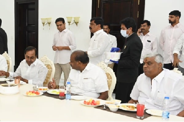 KCR hosts breakfast to JDS, VCK leaders ahead of national party launch