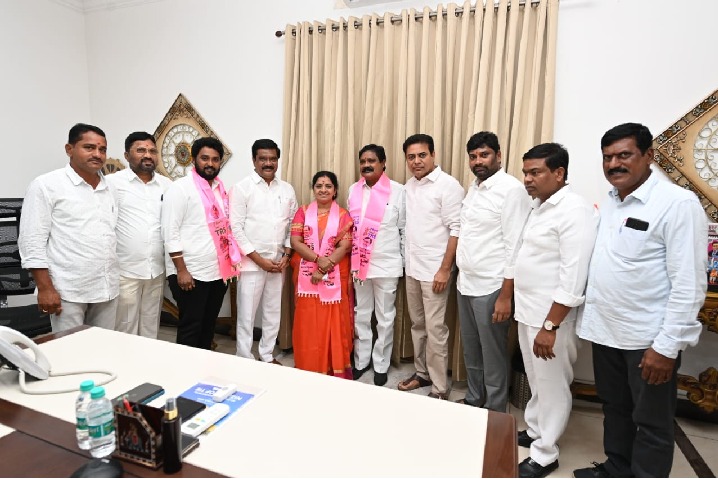 ex mla nallala odelu rejoins trs with his wife