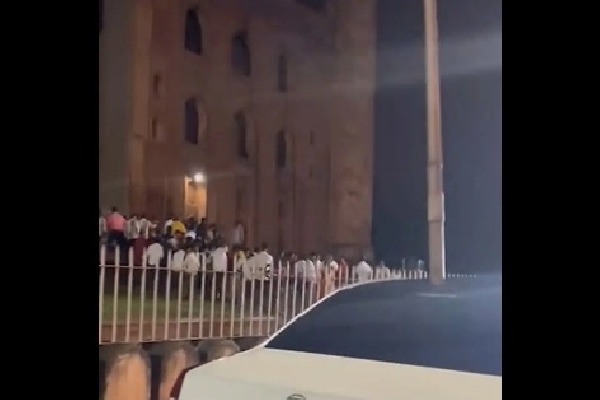 Mob enters masjid and performs pooja