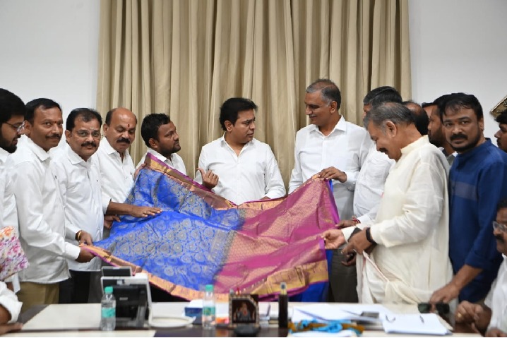 sircilla handloom worker makes a silk saree with 27 scents