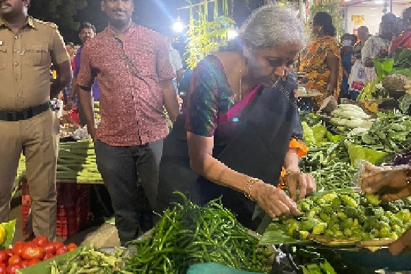 union minister nirmala sitharaman purchages vegetables in chennai market