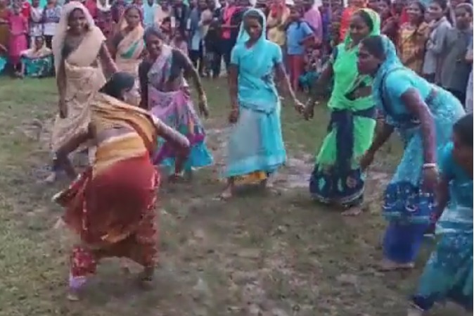 Women playing kabaddi in saree