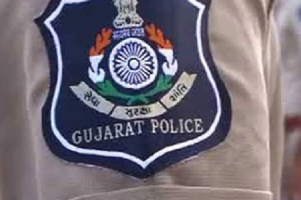 locals detained couple suspected that they are kidnappers in gujarat