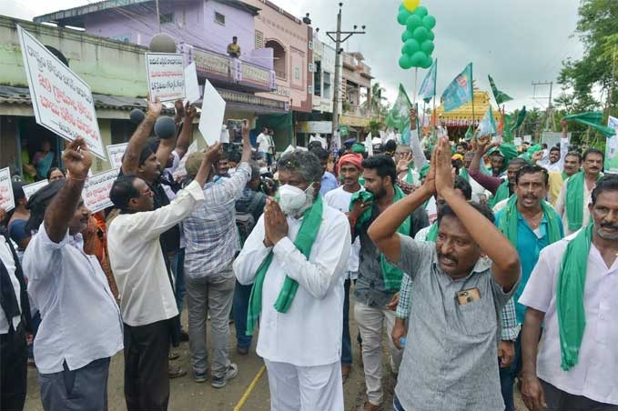 high tension in tanuku due to ysrcp cadre agitation over amaravati farmers yatra