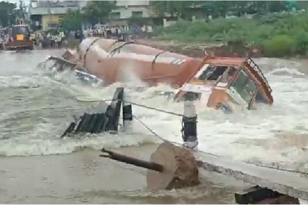 Lorry slips into flood water at Bukkarayasamudram