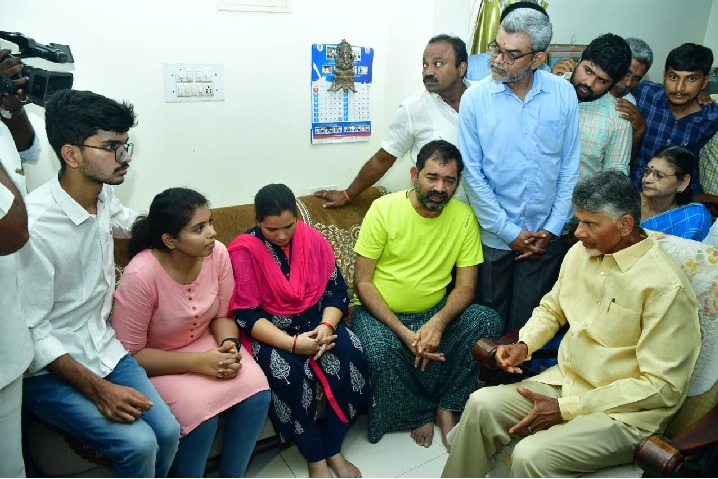 chandrababu visits darapaneni narendra home in guntur