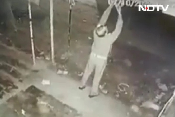 UP cop caught on camera stealing light bulb from roadside shop