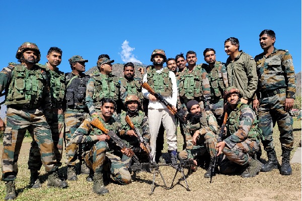 Vijay Devarakonda visit Uri sector and met Indian soldiers 
