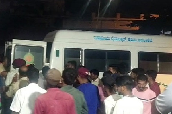 9 pilgrims dead after head on collision of tempo and milk van in Karnataka
