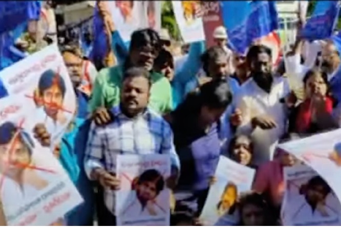 north andhra jac stage agitation with playcards which says goback pawan