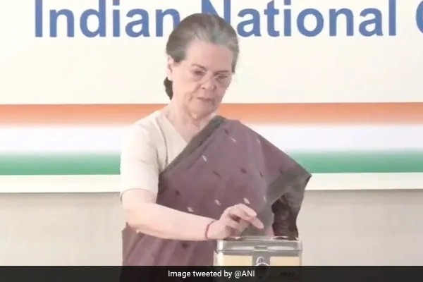 Sonia casts her vote in congress presidential elections in Delhi