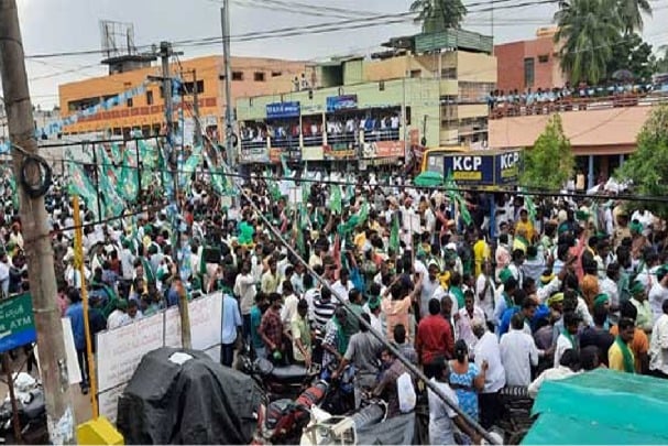 Padayatra: Water bottles hurled towards Amaravati farmers at Rajahmundry