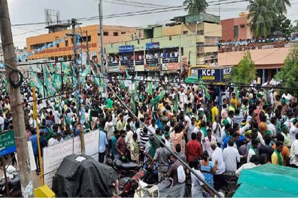 Padayatra: Water bottles hurled towards Amaravati farmers at Rajahmundry