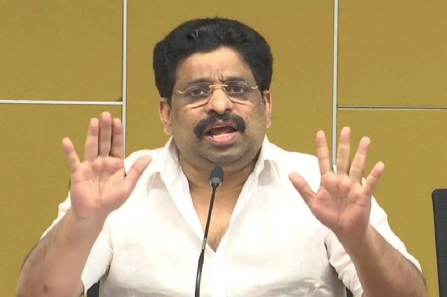Roja showed finger to Janasena leaders says Budda Venkanna