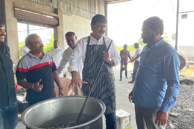 trs mla mynampalli hanmantha rao prepares food for election meeting cadre