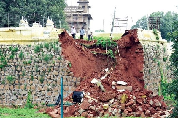 mysore palace compound wall collapsed due to rains