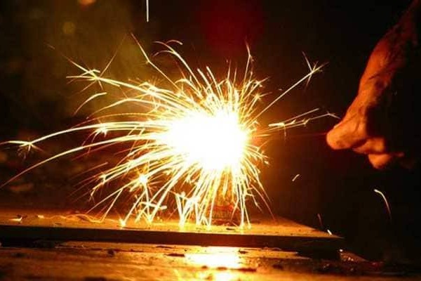 Delhi government bans fire crackers