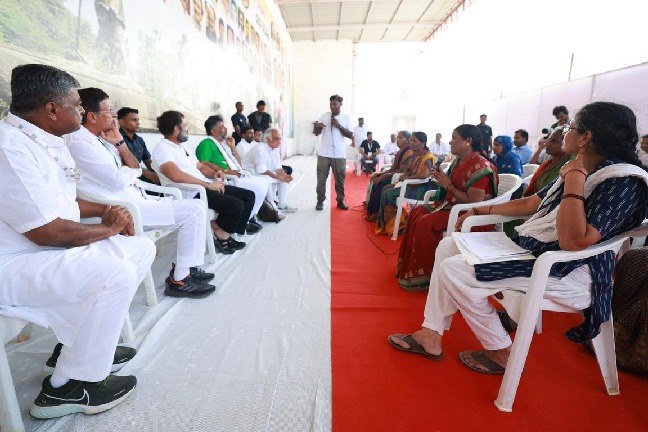 rahul gandhi meets devadasis at raichur in karnataka