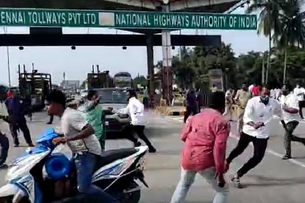 tamilanadu law students attacked toll plaza staff at sv puram