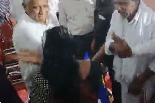 Karnataka minister V Somanna slapped a woman and later apologize 