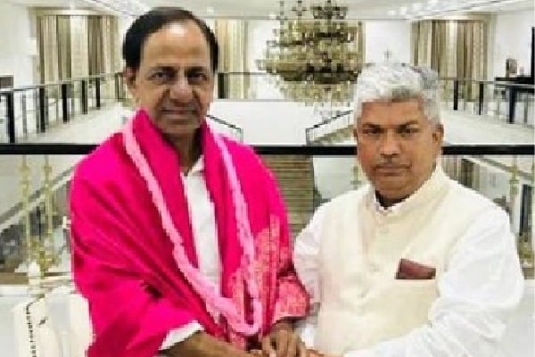 BJP leader Rapolu Ananda Bhaskar meets KCR, may join TRS