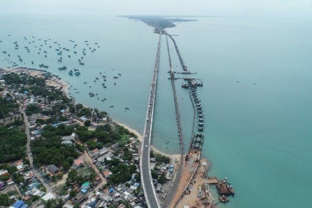 iidian ralways constructing first vertical lift ralway sea bridge at rameswaram in tamilnadu
