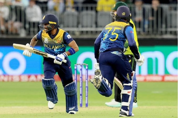 Sri Lanka set Aussies 158 runs target
