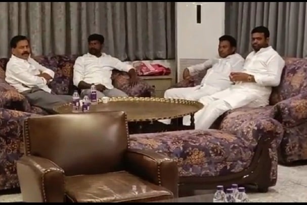 Three caught red-handed while trying to 'buy' TRS MLAs in Hyderabad