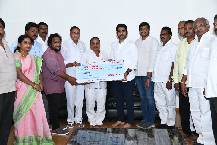 nara lokesh handed over 15 lack rupees cheque to tdp leaders daughter operation
