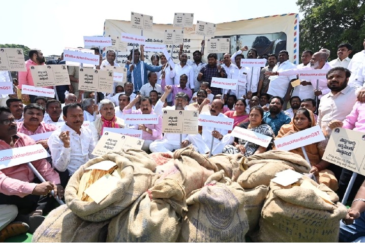 Telangana weavers send thousands of postcards to PM