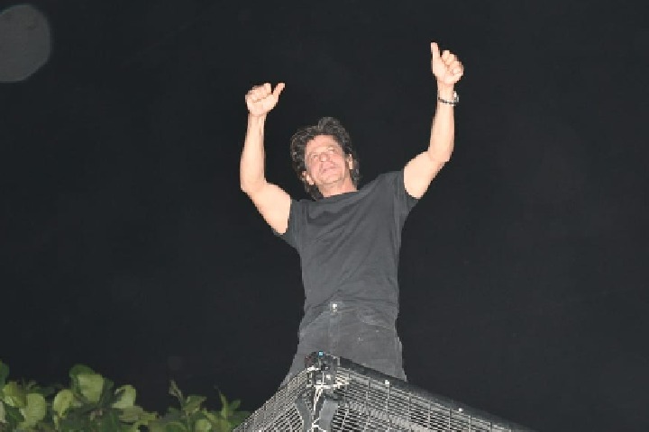 Shah Rukh Khan makes rare appearance on birthday with son AbRam at Mannat greets fans