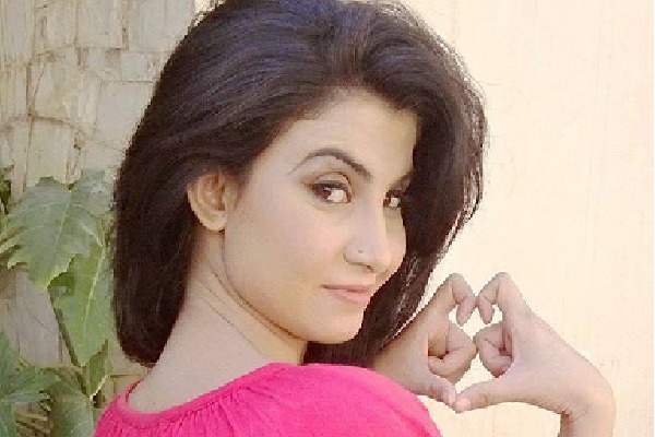 Pakistan actress Sehar Shinwari teasing tweet