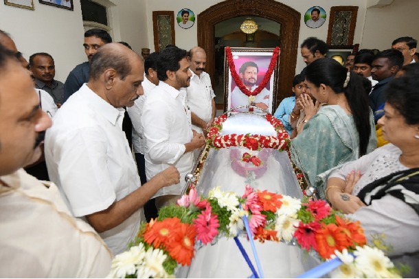 ap cm ys jagan paid tributes to challa bhageeratha reddy